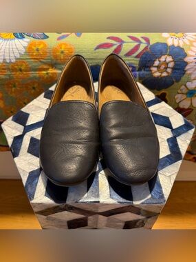 Natural Soul Black Leather Slip-On Flats